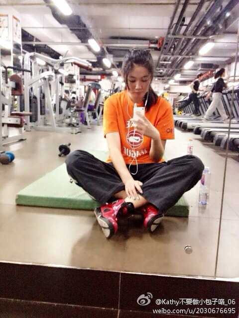 女裁判与好友在球场边的合影，她们笑容灿烂，手中拿着篮球，身后的灯光映照出她们对这项运动的共同热爱。