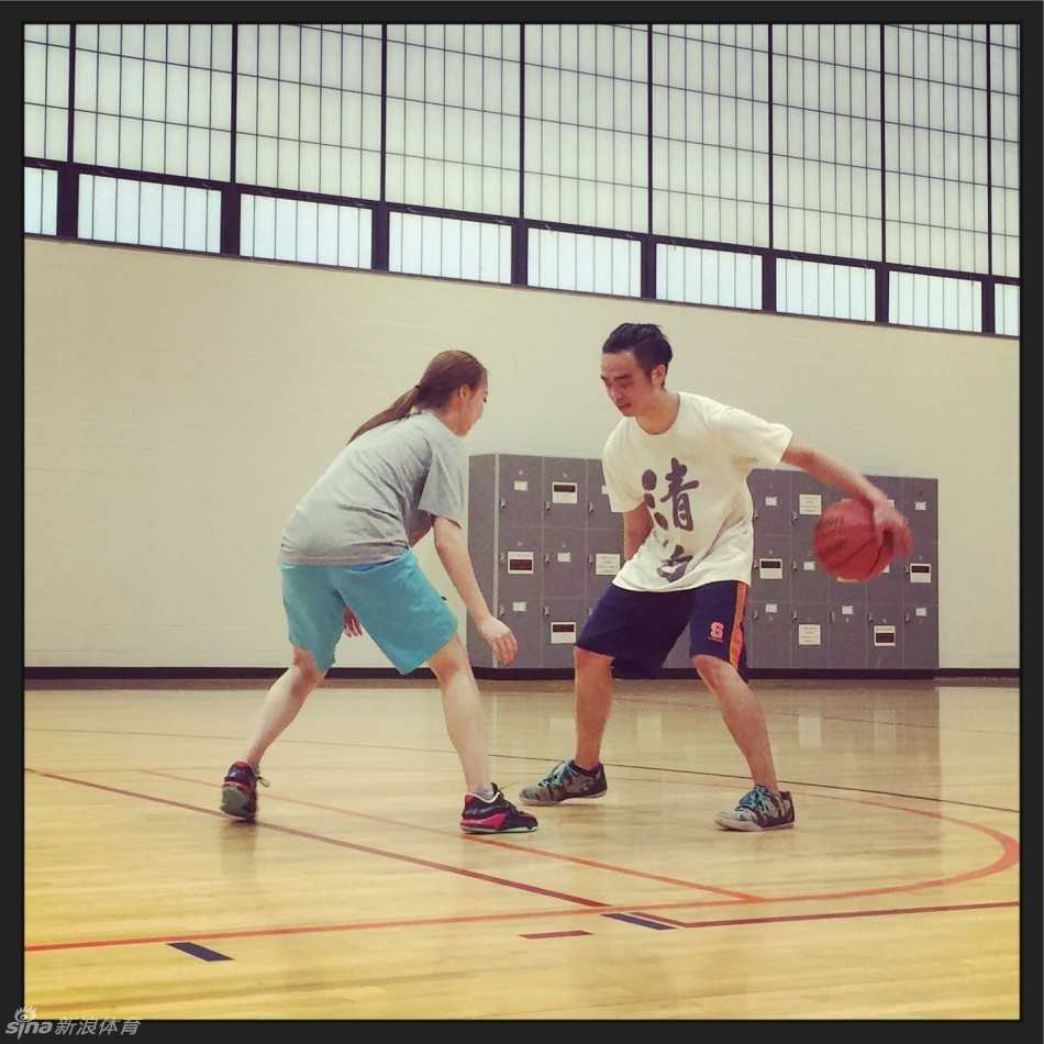 高高跃起，完成一次流畅的上篮。这一刻，所有的课业压力和思乡情绪都随着篮球入网而烟消云散。