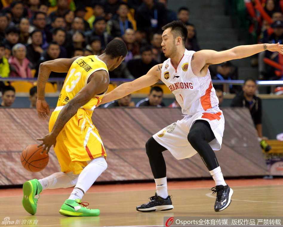 林志杰犹如尖刀般撕裂防线，完成高难度突破上篮，尽显野兽派球风。