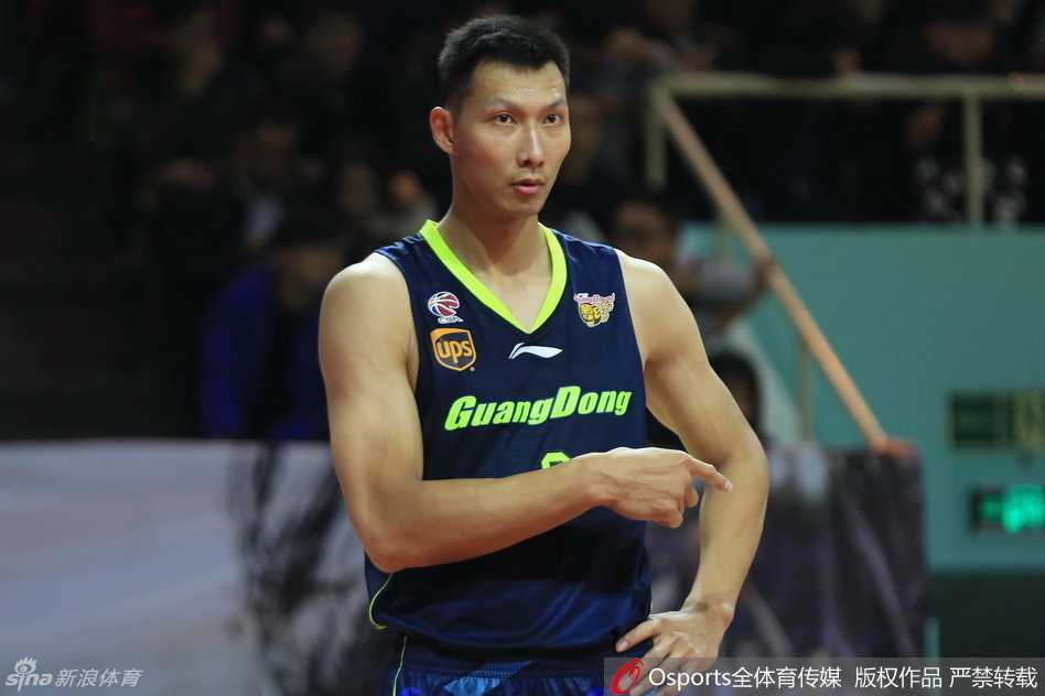 杜锋与阿的江赛后握手致意，神情中既有对胜利的渴望也有对对手的尊重，场边的闪光灯记录下这经典的将帅对话瞬间。