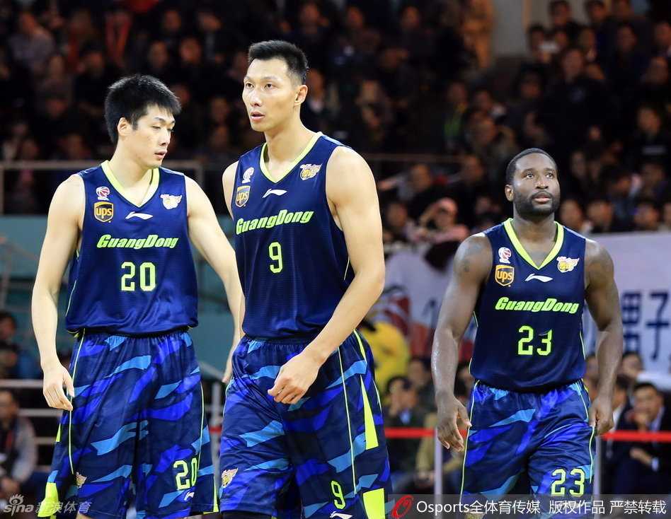 阿联在三分线外虚晃一枪，随后运球突破准备投篮，八一队球员许钟豪高举双臂试图干扰这次出手。