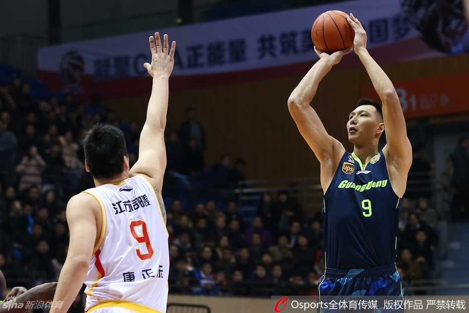 老将布泽尔手感火热，高位跳投重现江湖，这一球精准命中，帮助广东队在胶着的比分中确立优势。