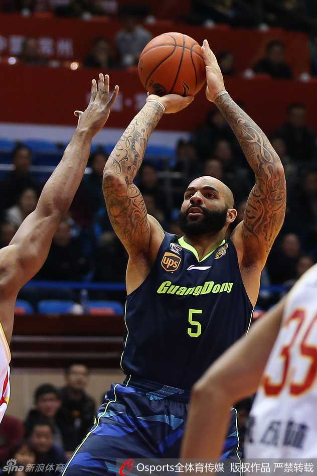 锋线球员任骏飞在混乱中找到机会，利用灵活的空切跑位轻松上篮得分，展现了国产球员的灵性。