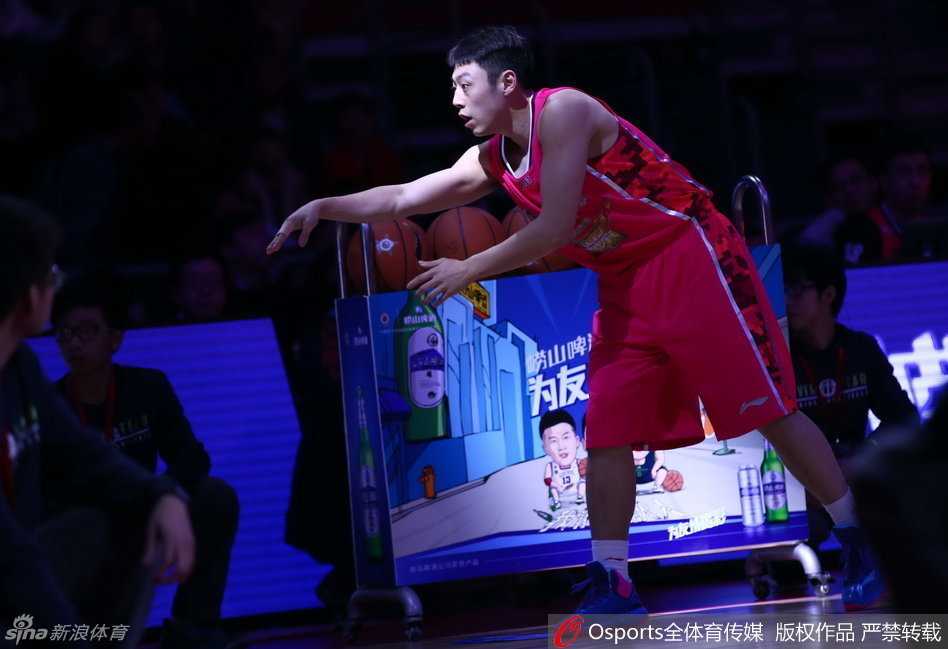 方硕在全明星赛场上的身影依旧矫健，尽管决赛结果不如人意，但他快速突破的姿态依然彰显着卫冕冠军的底蕴，胜负之外，享受比赛的过程同样重要。