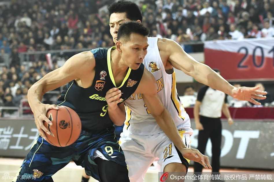 宏远两位老将周鹏与易建联在防守成功后激情击掌，眼神中充满坚定，这不仅是战术的交流，更是球队领袖责任的传递。