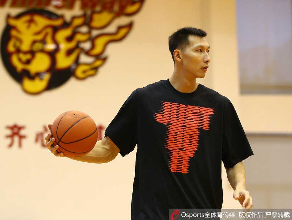 核心易建联神态自若，早早来到场馆进行热身，并在训练中轻松做出标志性的投篮预备姿势，眼神专注。