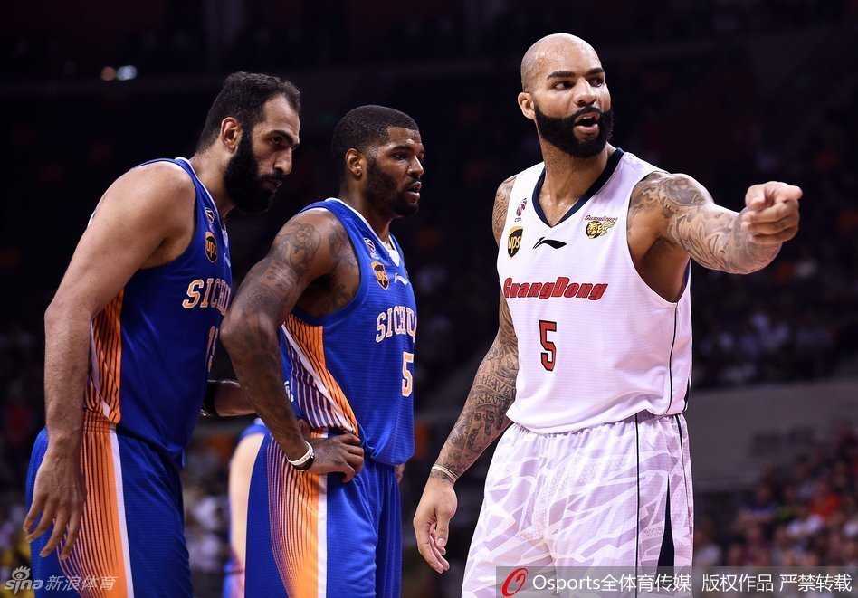 周鹏在三分线外迎着刘炜的防守，高高跃起完成一记漂移投篮，皮球在空中划出优美的弧线。