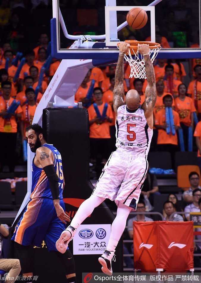 哈达迪在低位背身强打易建联，他利用宽厚的背部试图顶开防守，而易建联则寸土不让，全力顶防。