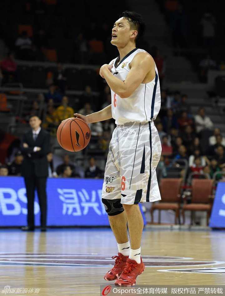 陈江华在场上做出清晰的指挥手势，眼神坚定而从容，队友们迅速跑位，这一刻他不仅是球员，更是球场的将军。