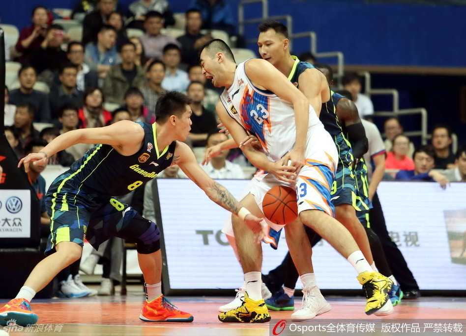 迪奥古在对方禁区内一跃而起，单手将球砸进篮筐，力量感十足，展现了内线猛兽的统治力。