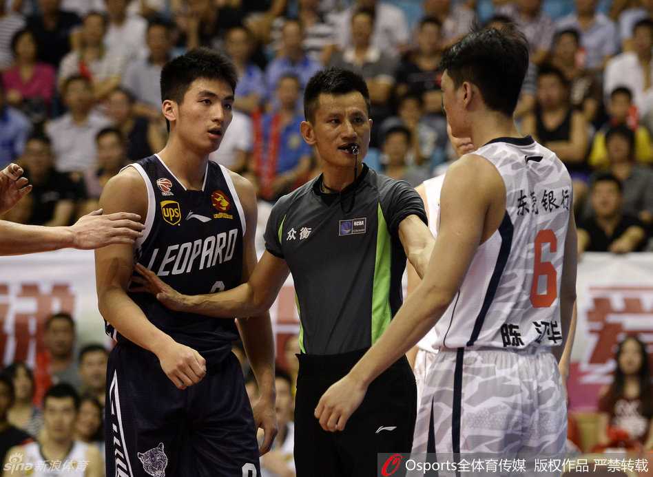 易建联外线如影随形紧贴李慕豪，防守专注