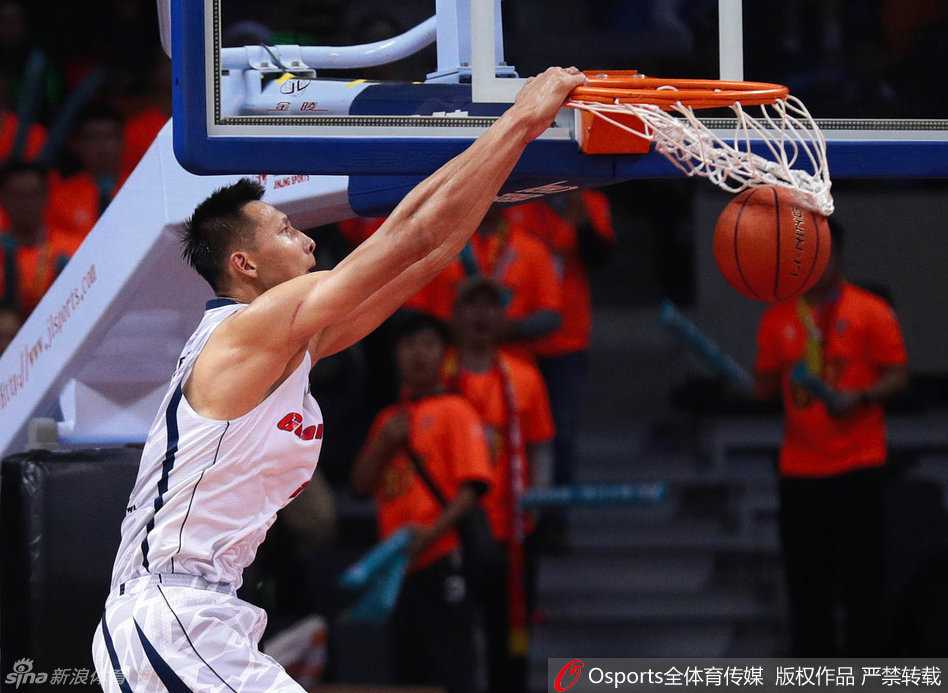 粤深德比加时鏖战 阿联六犯离场斯隆率队豪取16连胜 阿联在对方内线群中高高跃起,以一记势大力沉的单手劈扣点燃全场,面对李慕豪与沈梓捷的高度,他依旧无所畏惧。