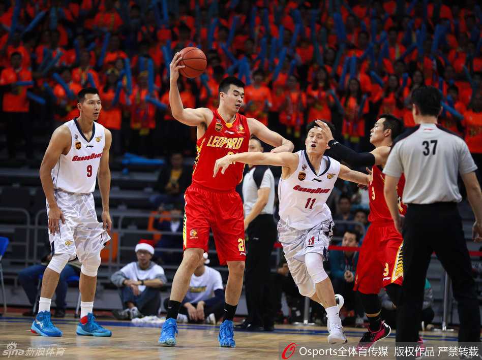 粤深德比加时鏖战 阿联六犯离场斯隆率队豪取16连胜 周鹏奋力跃起,手臂伸展到极致,试图封盖帕戈的跳投,两人空中对抗彰显本场比赛的防守强度。