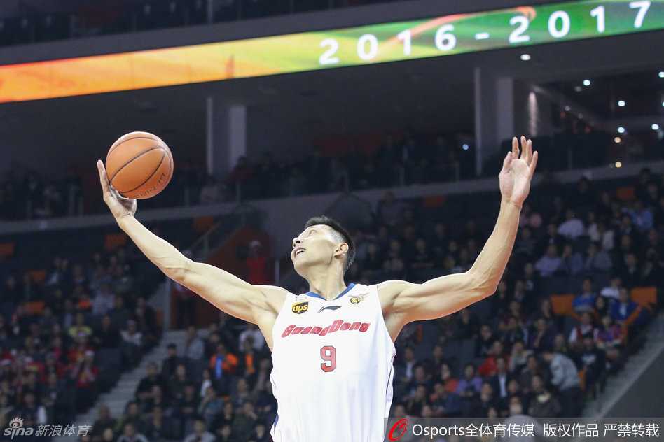 粤深德比加时鏖战 阿联六犯离场斯隆率队豪取16连胜 李慕豪背身单打易建联,两人国家队新老内线在CBA赛场上针锋相对,肌肉碰撞的瞬间极具张力。