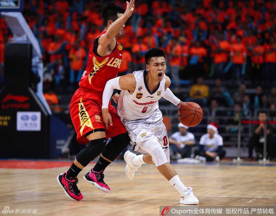 粤深德比加时鏖战 阿联六犯离场斯隆率队豪取16连胜 斯隆面对帕戈的贴防强行突破,两人身体对抗激烈,斯隆眼神坚毅寻找着传球或得分的契机。