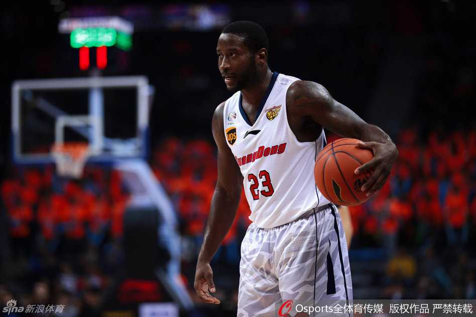 粤深德比加时鏖战 阿联六犯离场斯隆率队豪取16连胜 布泽尔家人坐在场边观战,目光紧紧跟随着球场上的他,家人的支持是他拼抢每一个篮板球的动力。