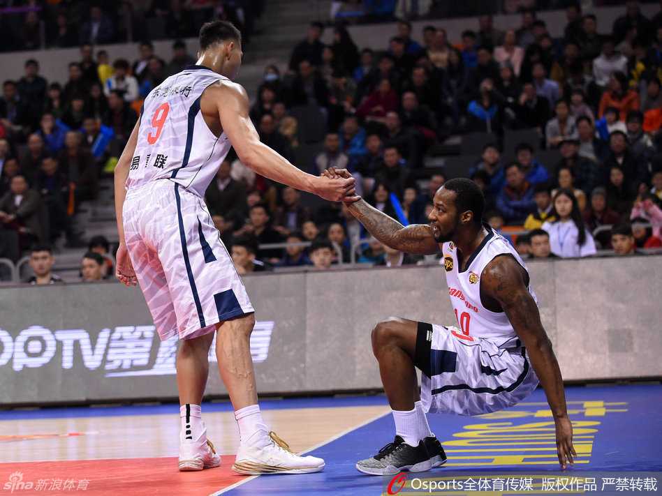 身披蓝袍的贾斯汀-卡特在场上振臂高呼，眼中闪烁着初登CBA赛场的新鲜与锐气
