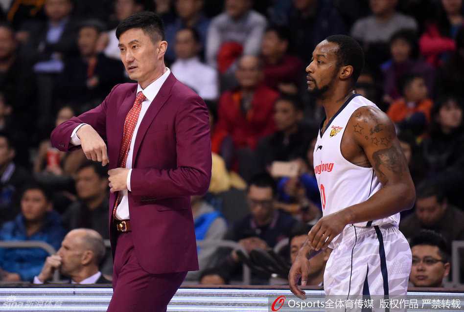 易建联在对方内线悍将的绕前防守下，依然高举高打，展现出了予取予求的篮下统治力