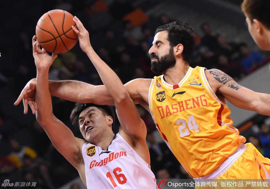 拜纳姆如利刃般强行突破防守，以一记势大力沉的攻篮引爆全场，眼神中满是果决