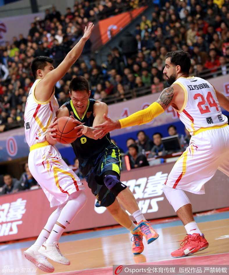 迪奥古在人群中高高跃起，毫无畏惧地将球投向篮筐，即便面对封盖也毫不退缩。