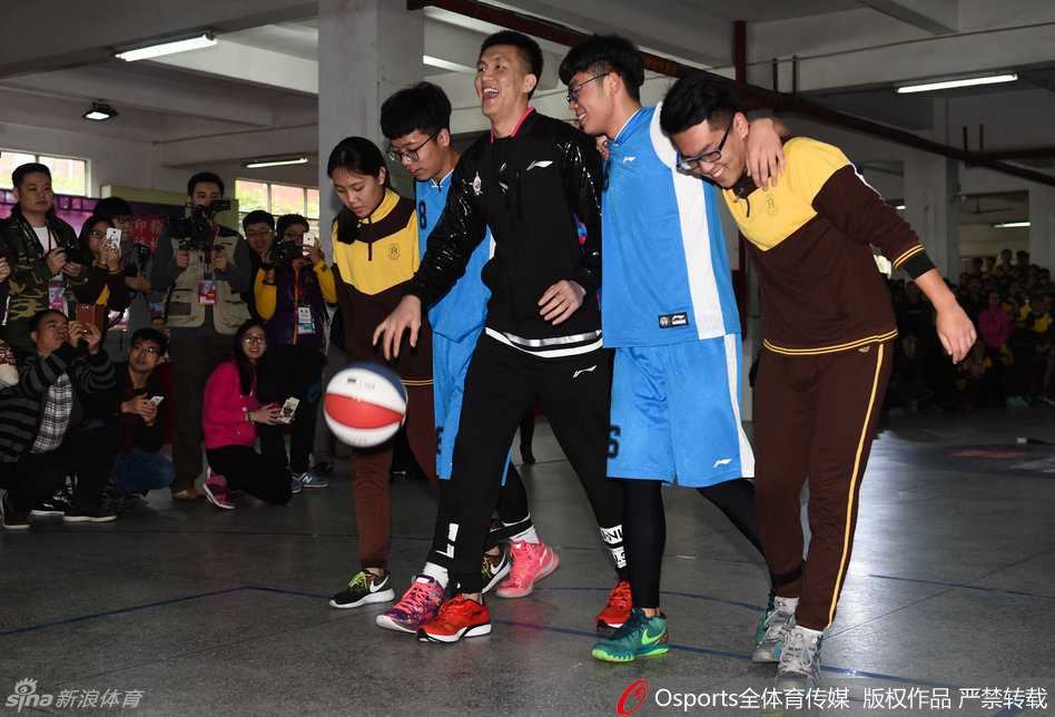 广东队魂朱芳雨身着南区队服，手拿纪念品站在场地中央，脸上洋溢着标志性的微笑，向四周热情欢呼的球迷挥手致意，现场气氛热烈非凡。