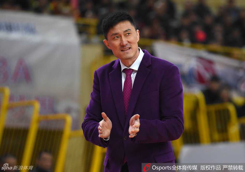 鞠明欣如雄鹰展翅般腾空而起，双手紧抱篮球，以雷霆万钧之势完成一记势大力沉的双手暴扣，整个球馆的空气仿佛都被这记重扣瞬间点燃。