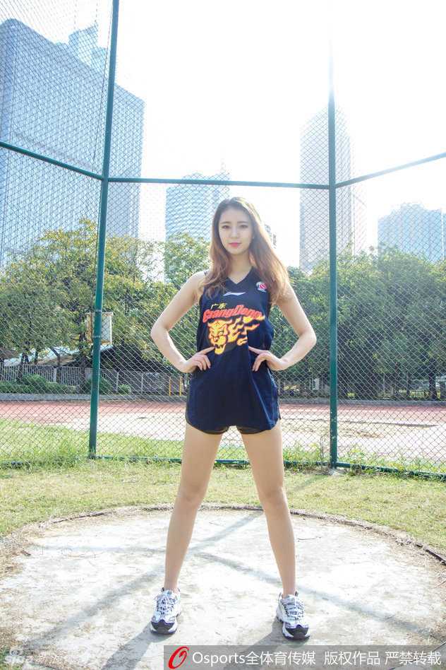 近距离的特写镜头下，宝贝的妆容精致，眼神清澈而坚定，纤纤玉指轻触脸颊，传递出柔中带刚的助威力量。