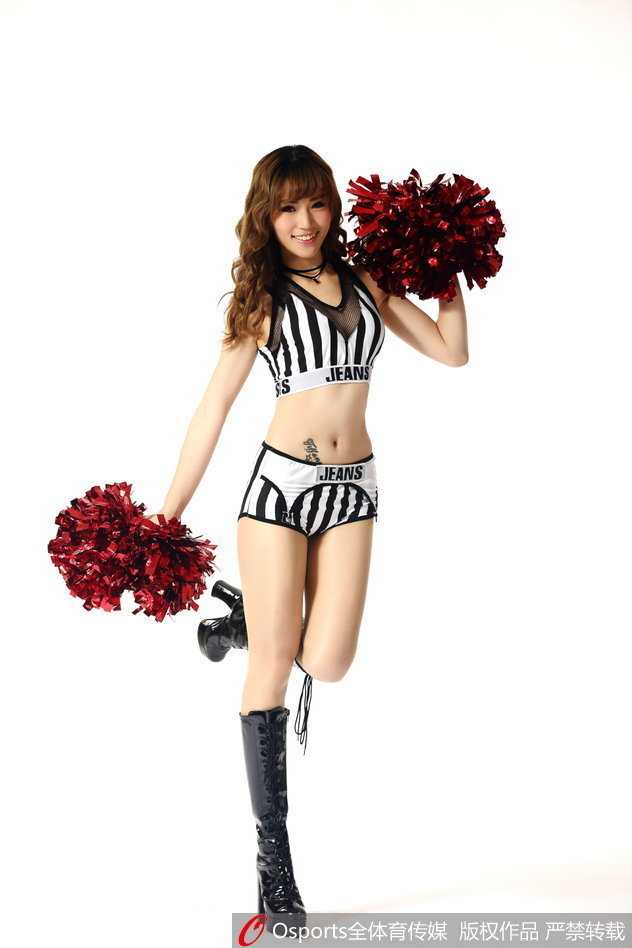 在聚光灯的照耀下，啦啦队员们完成了又一个高难度的配合动作。她们脸上细密的汗珠在灯光下闪烁，眼神中透露出完成表演后的满足与自豪，这是属于她们的高光时刻。