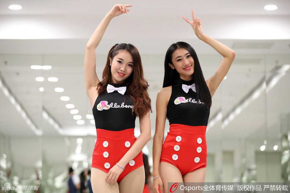 粤色撩人:广东男篮嘉年华与篮球宝贝的火辣交响曲 火辣身材的篮球宝贝随着强劲节奏甩动长发,发丝飞扬间露出精致的侧脸和微露的事业线,黑红装束将她衬托得既野性又甜美