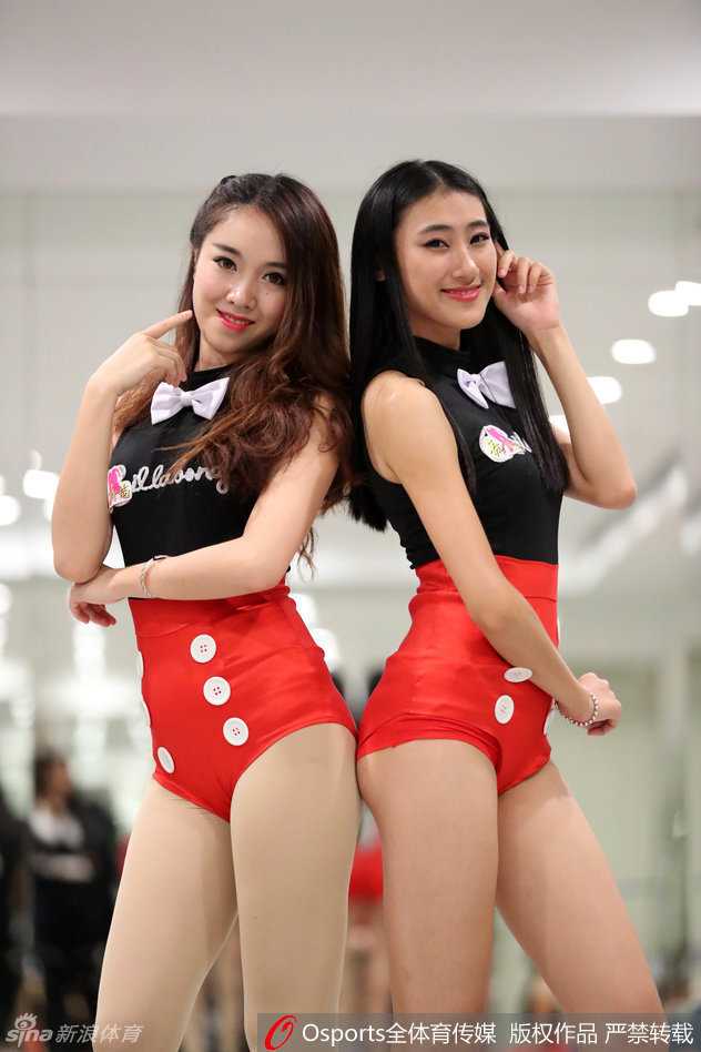粤色撩人:广东男篮嘉年华与篮球宝贝的火辣交响曲 兔女郎装扮的篮球宝贝在球迷嘉年华现场亲密互动,纤细腰身和火辣身材吸引全场目光,脸上挂着可爱又性感的笑容