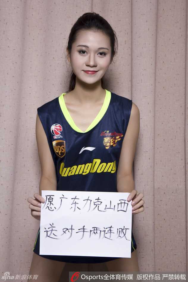 胜利之夜，宝贝们手持闪耀的花球，在漫天彩带中尽情欢呼，她们的笑脸与冠军旗帜交相辉映，见证着主队的荣耀时刻