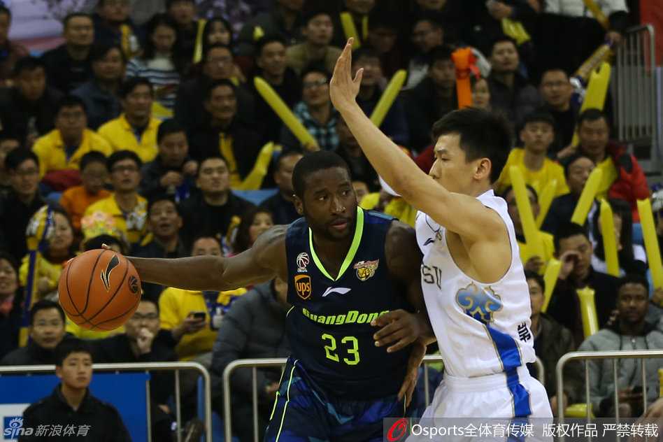 易建联高高跃起，单臂犹如战斧一般，在江苏队两名防守球员的头顶完成一记势大力沉的飞身上篮，这记精彩的进球让整个球馆为之惊叹，完美诠释了暴力美学。