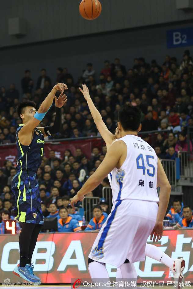 布泽尔在江苏队的内线群中闪转腾挪，他利用节奏变化晃起防守，随后轻舒猿臂，以一记柔和的小勾手将球送入篮筐，这记精彩的进球让现场解说员高呼‘布泽尔时间’。