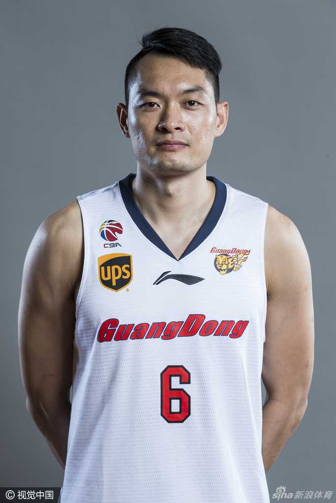 布泽尔在人群中笑得格外灿烂，他标志性的大胡子随着笑容上扬，仿佛在告诉大家，那个在NBA呼风唤雨的全明星已准备好在这片新战场开疆拓土。