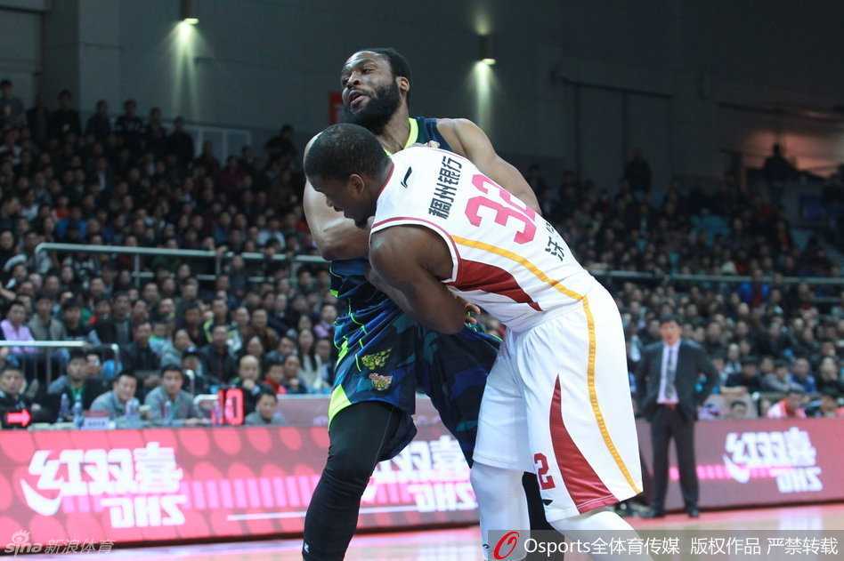 查尔斯飞身扑向底线，在身体完全失衡的情况下将球拨回场内，诠释了奋不顾身的拼搏精神。