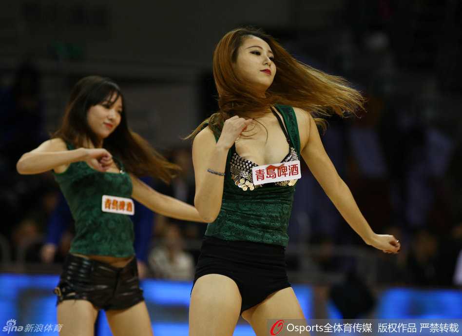 在劲爆的音乐中，宝贝们完成了一个精彩的集体托举动作，被抛向空中的队员身姿舒展，瞬间成为全场瞩目的焦点。