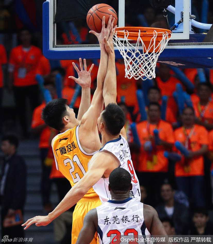 场边的广东主帅杜锋因判罚向裁判激烈摊手表达不满，身后的广厦主帅李春江则冷静地观察场上局势，昔日师徒的斗法成为本场比赛的一大看点。