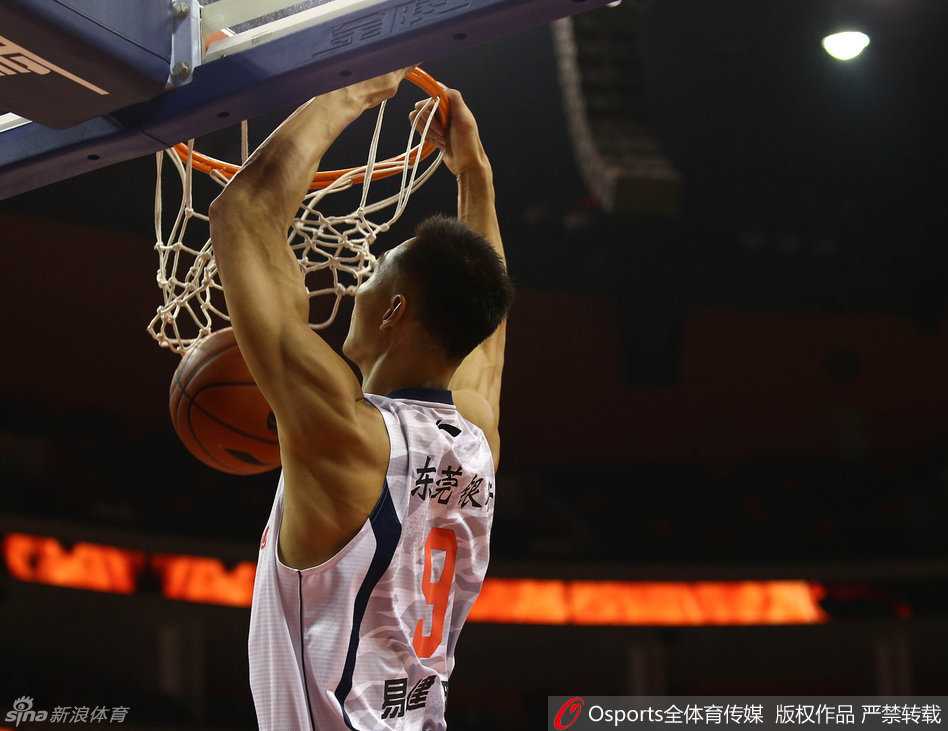 赛前热身区灯光柔和，易建联与身穿客队战袍的老友击掌寒暄，嘴角挂着轻松的笑意，场边的摄影记者纷纷举起相机记录这英雄相惜的一刻。