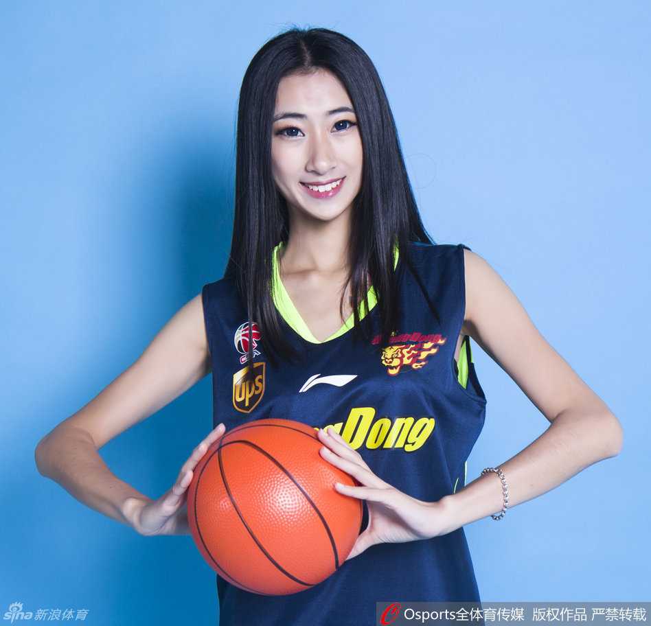 伴随劲爆的音乐节拍，一位篮球宝贝转身回眸，马尾辫高高甩起，脸上洋溢的自信微笑仿佛在为主队的每一次得分喝彩。