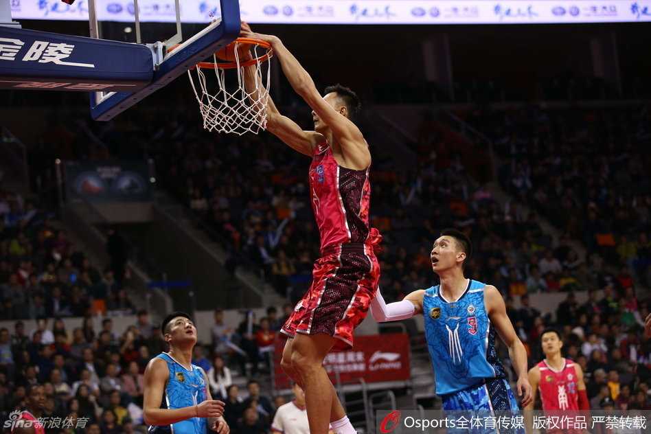 粤鲁大战与全明星狂欢:阿联比斯利领衔CBA激情之夜 亚洲第一控卫郭艾伦如同灵蛇出洞,高速运球变向过掉防守人,轻盈挑篮得手瞬间,人球合一。