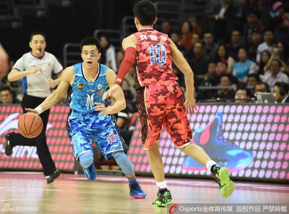 粤鲁大战与全明星狂欢:阿联比斯利领衔CBA激情之夜 八冠王功勋朱芳雨沿底线强行突破,依靠经验卡住防守球员,强行上篮气势不减当年。