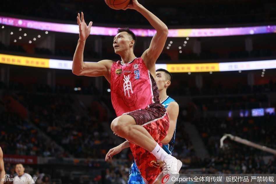 粤鲁大战与全明星狂欢:阿联比斯利领衔CBA激情之夜 广东锋线尖刀周鹏低位持球,面对严防死守强硬背打,肌肉碰撞声中奋力寻找出手空间。