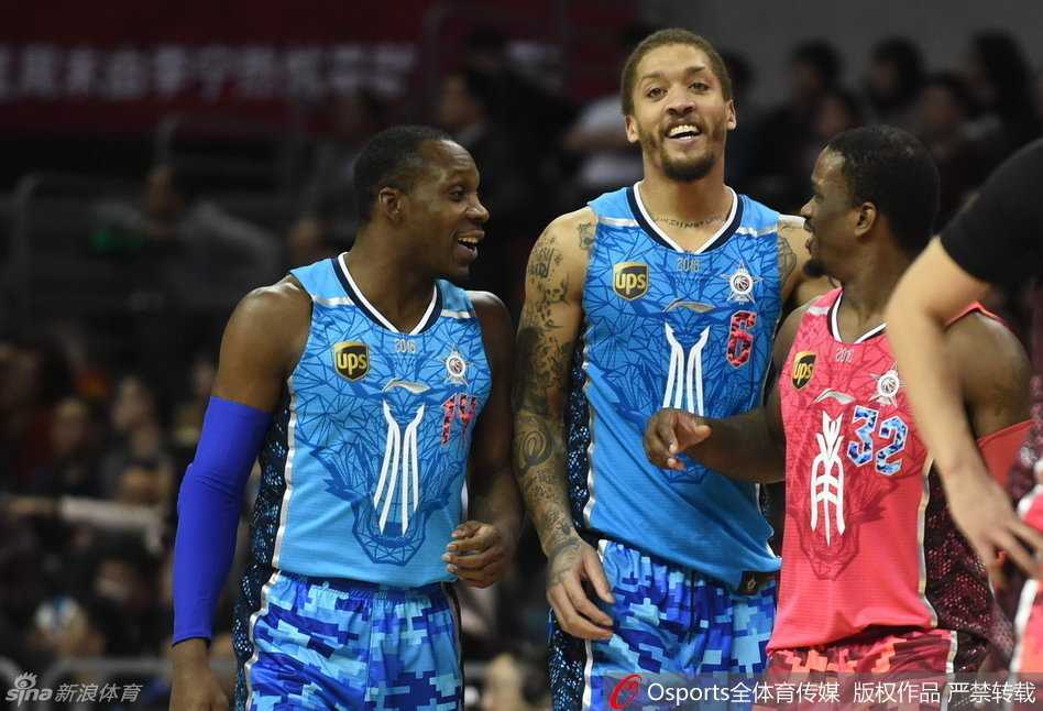 粤鲁大战与全明星狂欢:阿联比斯利领衔CBA激情之夜 广厦野兽林志杰施展梦幻脚步,一个箭步过掉防守,身形矫健如猎豹直插篮下。