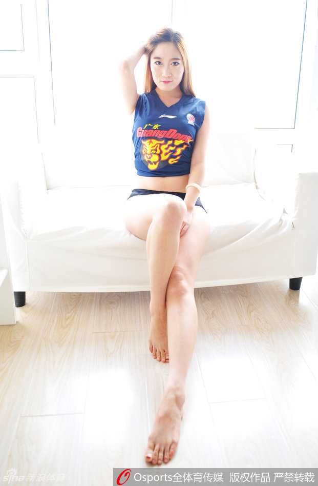 动感舞姿定格瞬间，宝贝们一字排开高抬手臂，露出紧致的小麦色腰肢，她们的身姿与球场上的激烈对抗相映成趣。