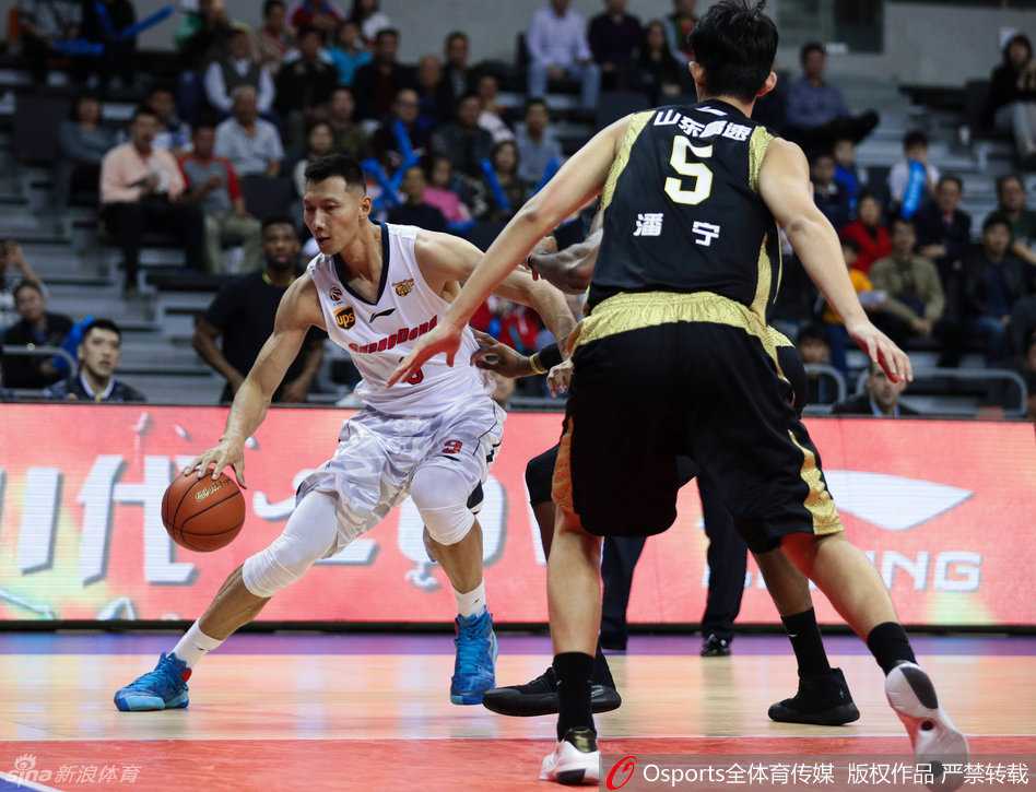 粤鲁大战经典回眸:阿联劈山重扣,赵睿初生牛犊 年轻的赵睿像一辆加足马力的跑车,全力加速突破山东队的防线,他紧紧护住球,眼中只有前方的篮筐