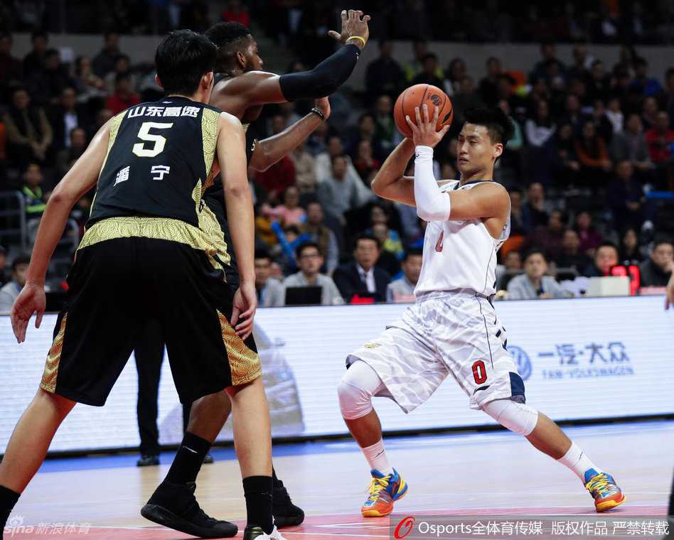 粤鲁大战经典回眸:阿联劈山重扣,赵睿初生牛犊 布泽尔在低位背身单打,利用厚实的身体顶开防守者,完成了一记漂亮的小勾手,球出手的瞬间指尖充满了柔和的感觉