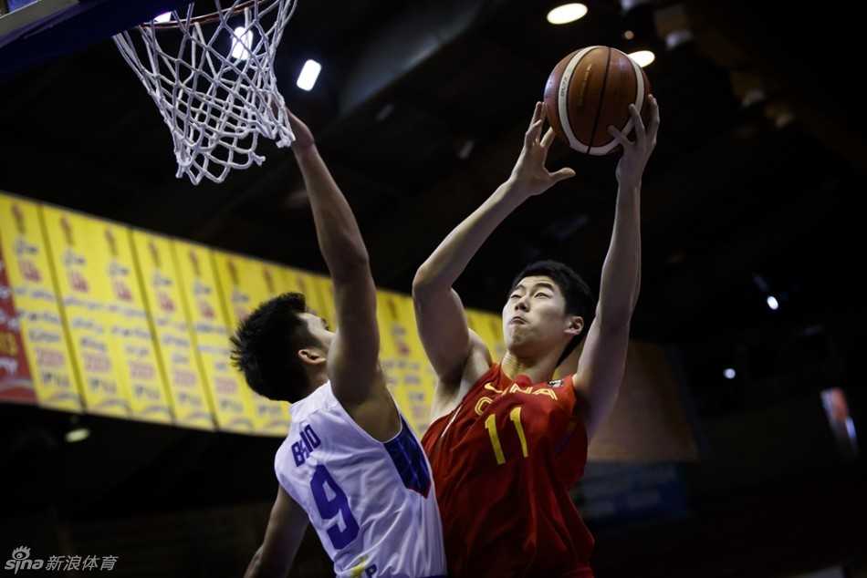 丘天在篮下卡住位置，背身单打菲律宾球员，他用力挤靠，寻找强打的机会，充满了原始的对抗美感。