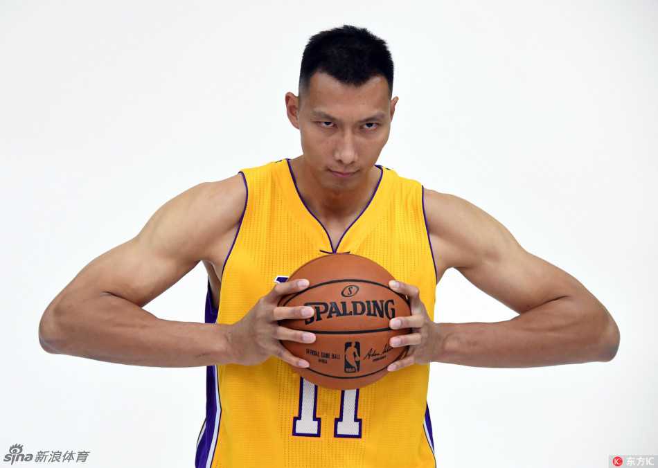 拍摄现场，易建联单手抓球，身姿挺拔，展现出一名顶级篮球运动员的完美体型与静态天赋。