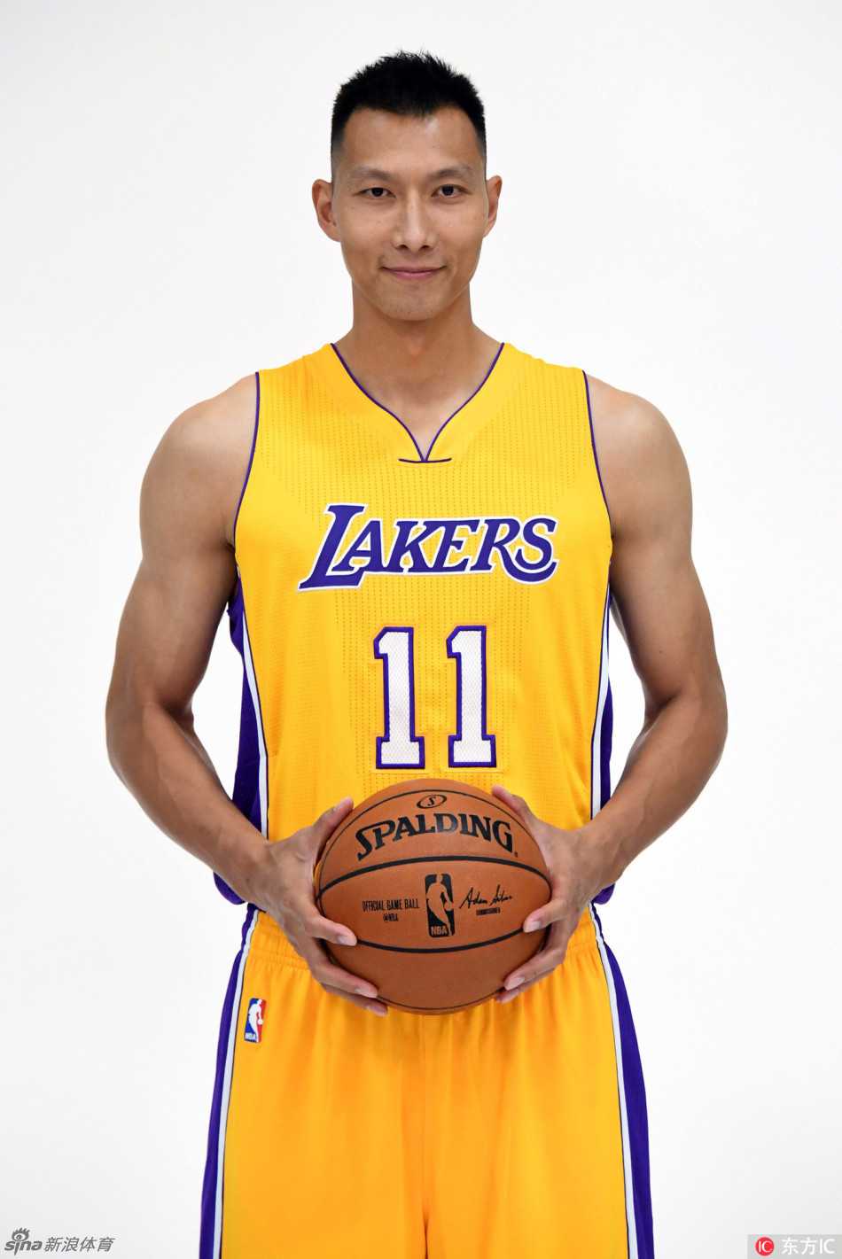 面对镜头，易建联露出了难得一见的轻松笑容，紫金色的球衣在灯光下熠熠生辉，这一刻他仿佛找回了最初登陆NBA时的初心。