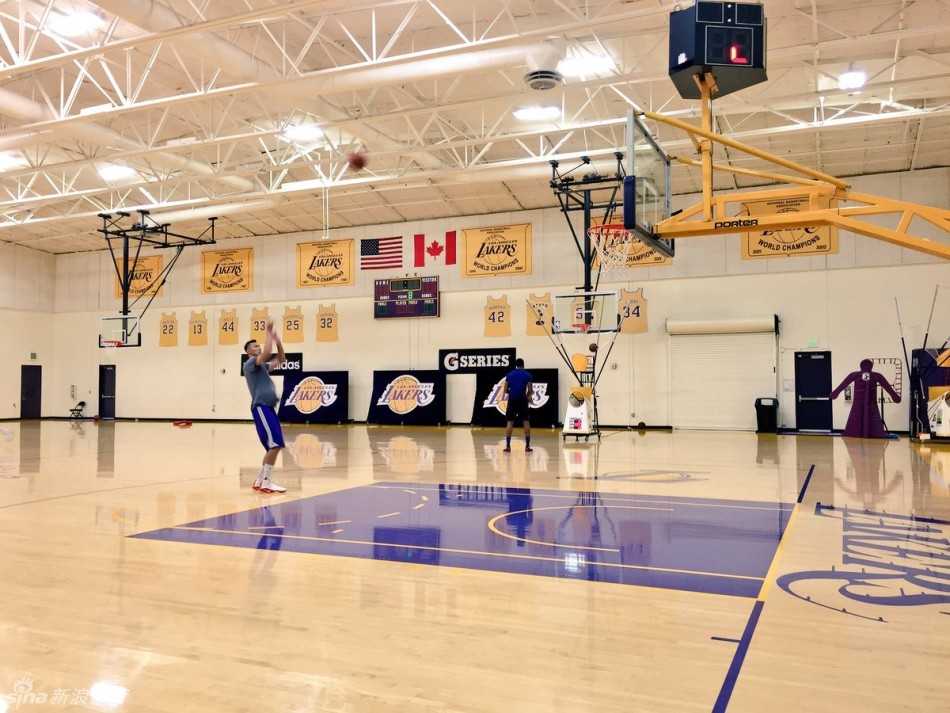 身披湖人队11号球衣的易建联在采访中侃侃而谈，宣告自己正式回归NBA舞台。